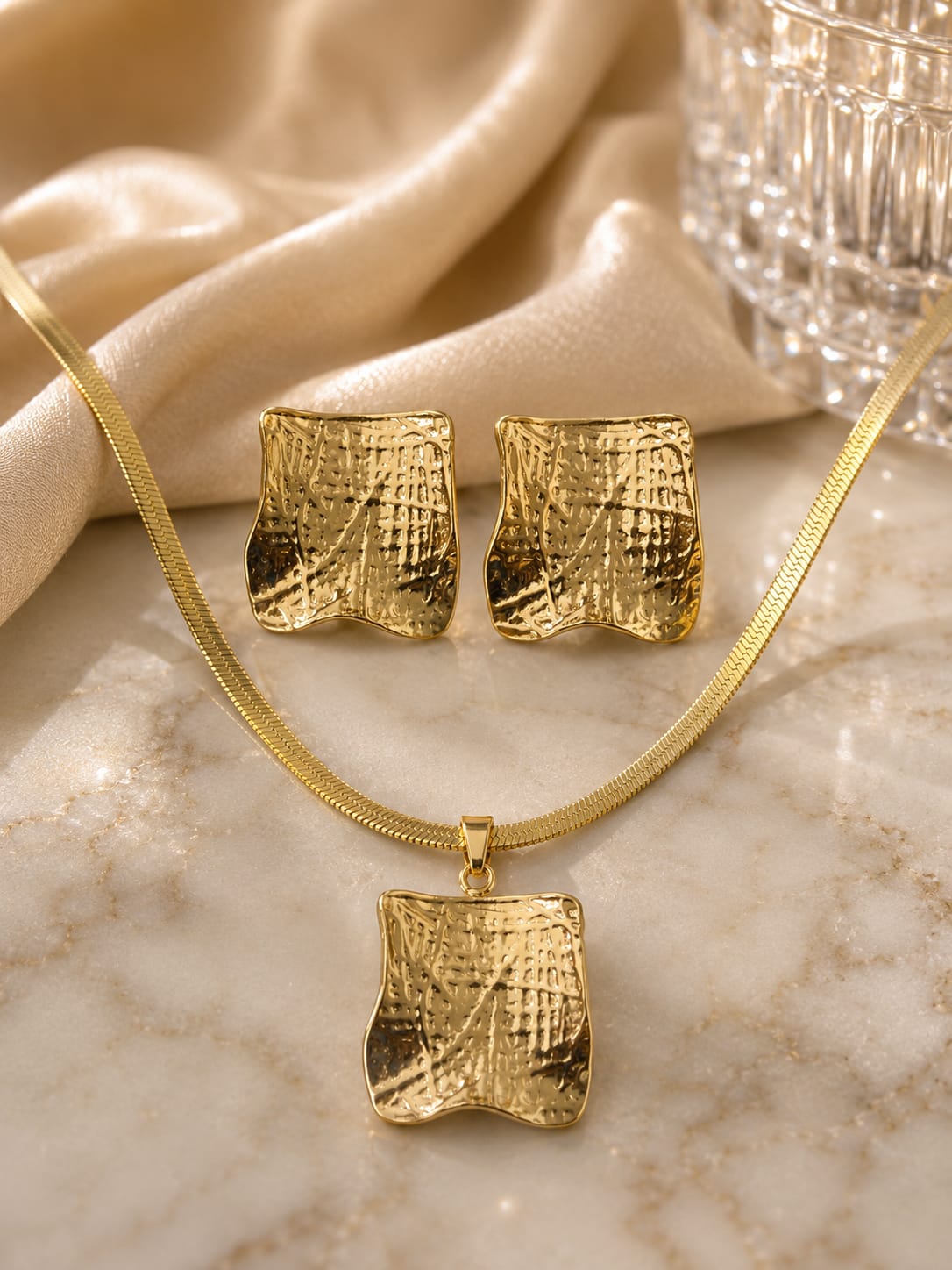 Golden Textured Pendant Set