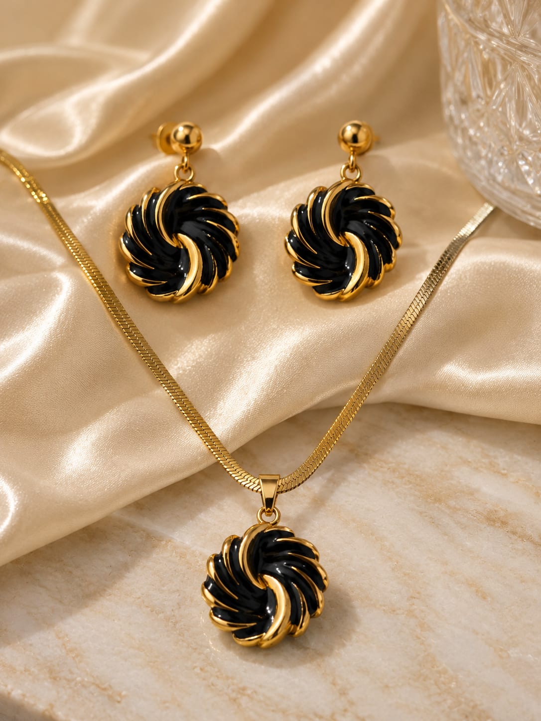 Black Swirl Pendant Set