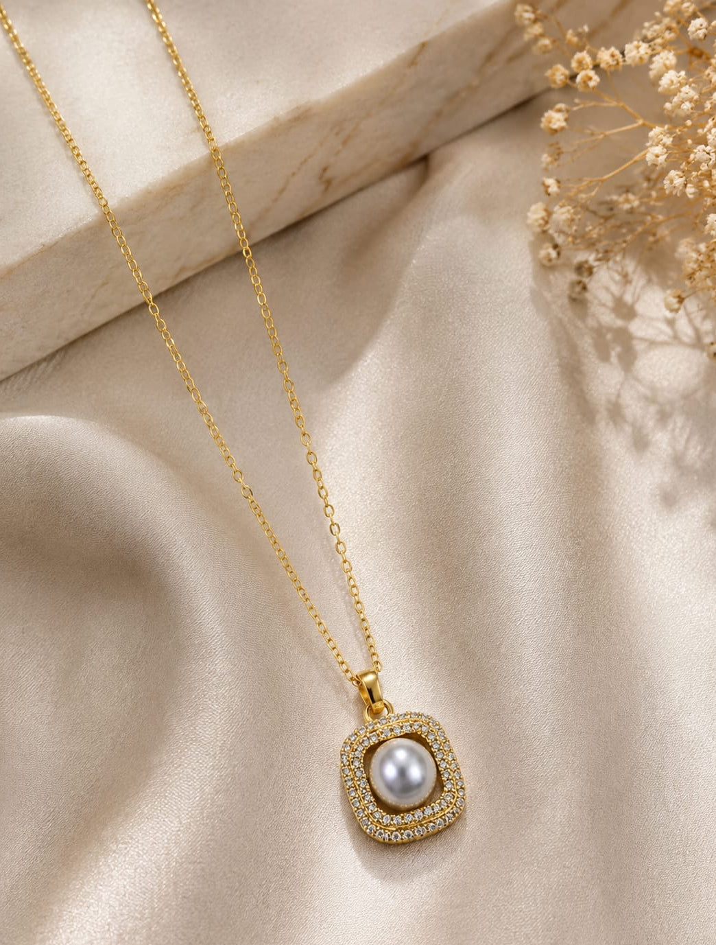 Luna Pearl Pendant Necklace