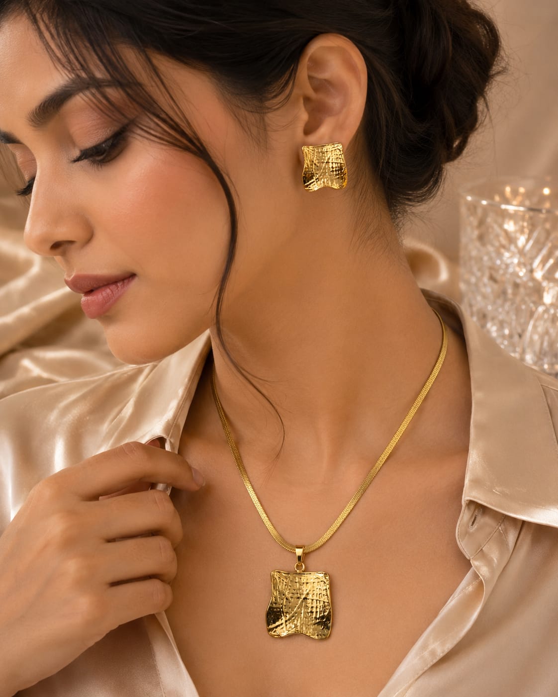 Golden Textured Pendant Set